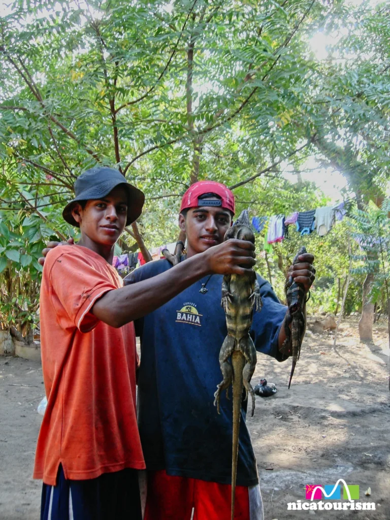 Dos chavalos con unos garrobos que casaron