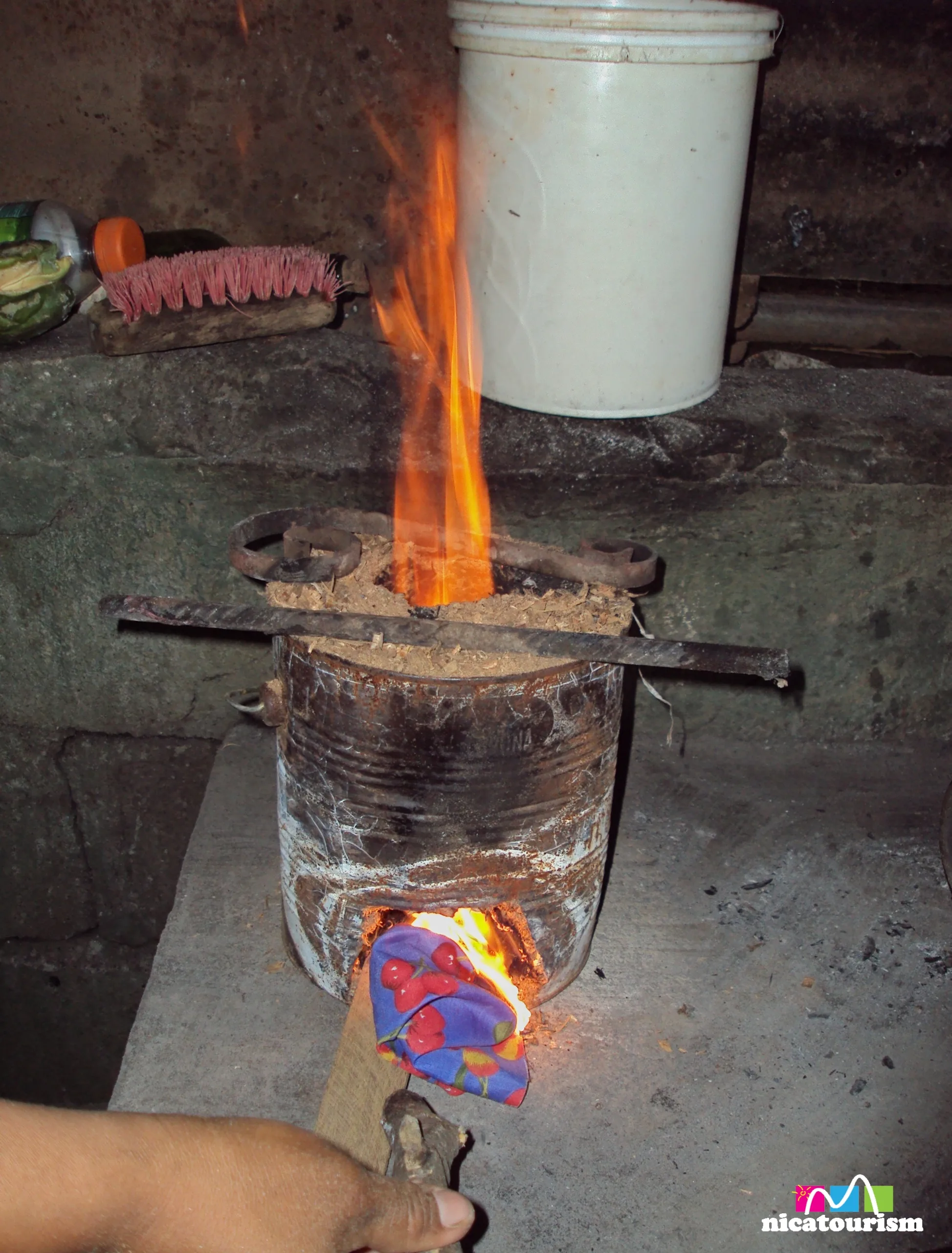 Rustic stove to fry pork rinds