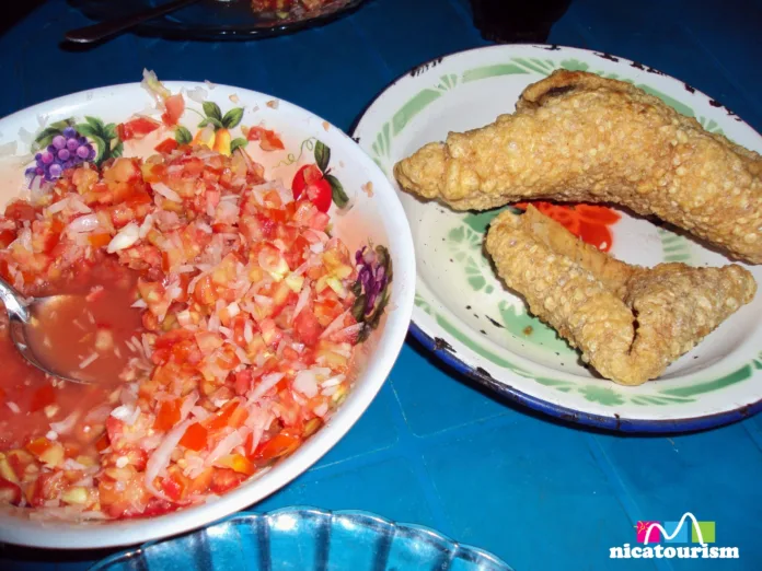 Pork rinds Nica style Pork rinds and tomato and onion salsa - vigoron