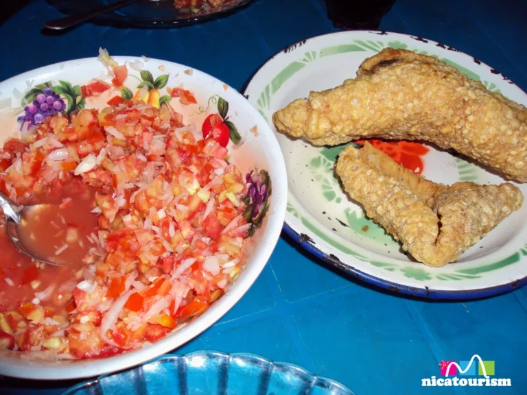 Pork rinds and tomato and onion salsa - vigoron