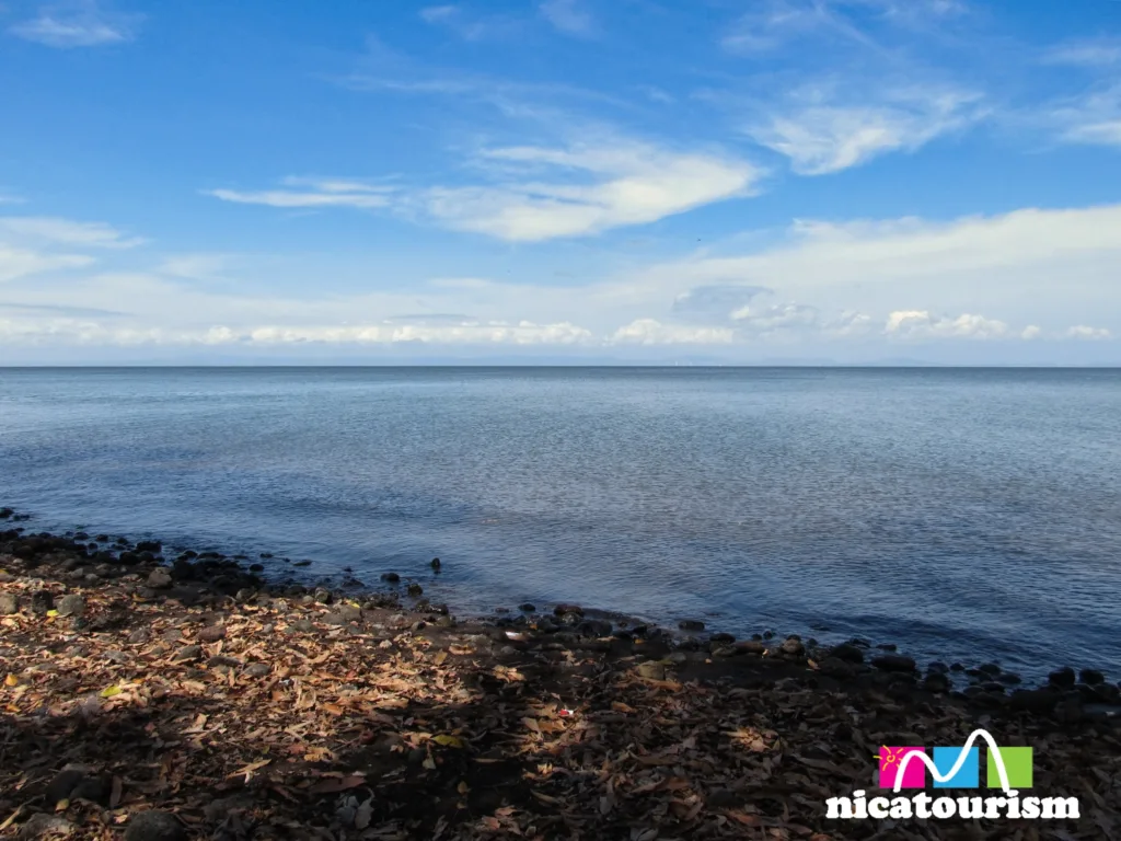 Una vista del lago Cocibolca desde Mérida, Ometepe