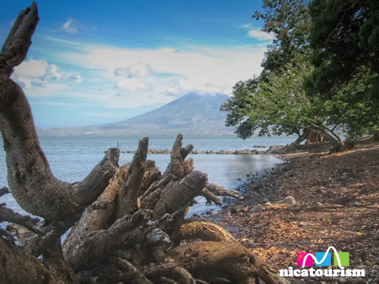 Una vista del lago Cocibolca y Volcán Concepción desde Mérida, Ometepe, Nicaragua