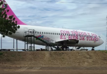 Walk through an old airplane Installation of the old 737-200 at El Malecón, Managua