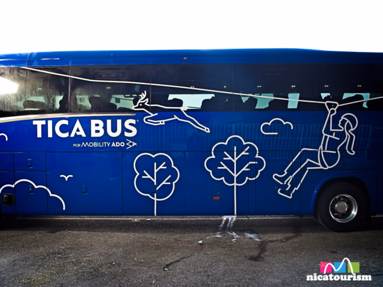 Traveling on Tica Bus from San José to Panamá